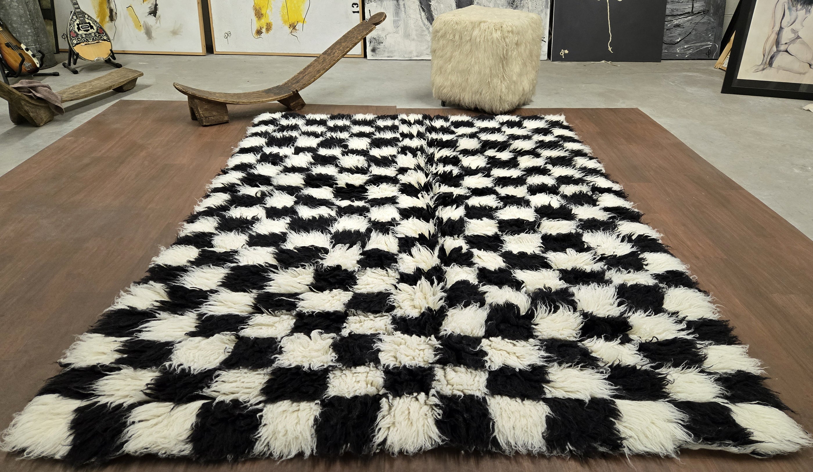 BEAUTIFUL 5x7 BLACK+WHITE PATCHWORK FLOKATI RUG. LONG 4” PILE. WOOL AREA RUG