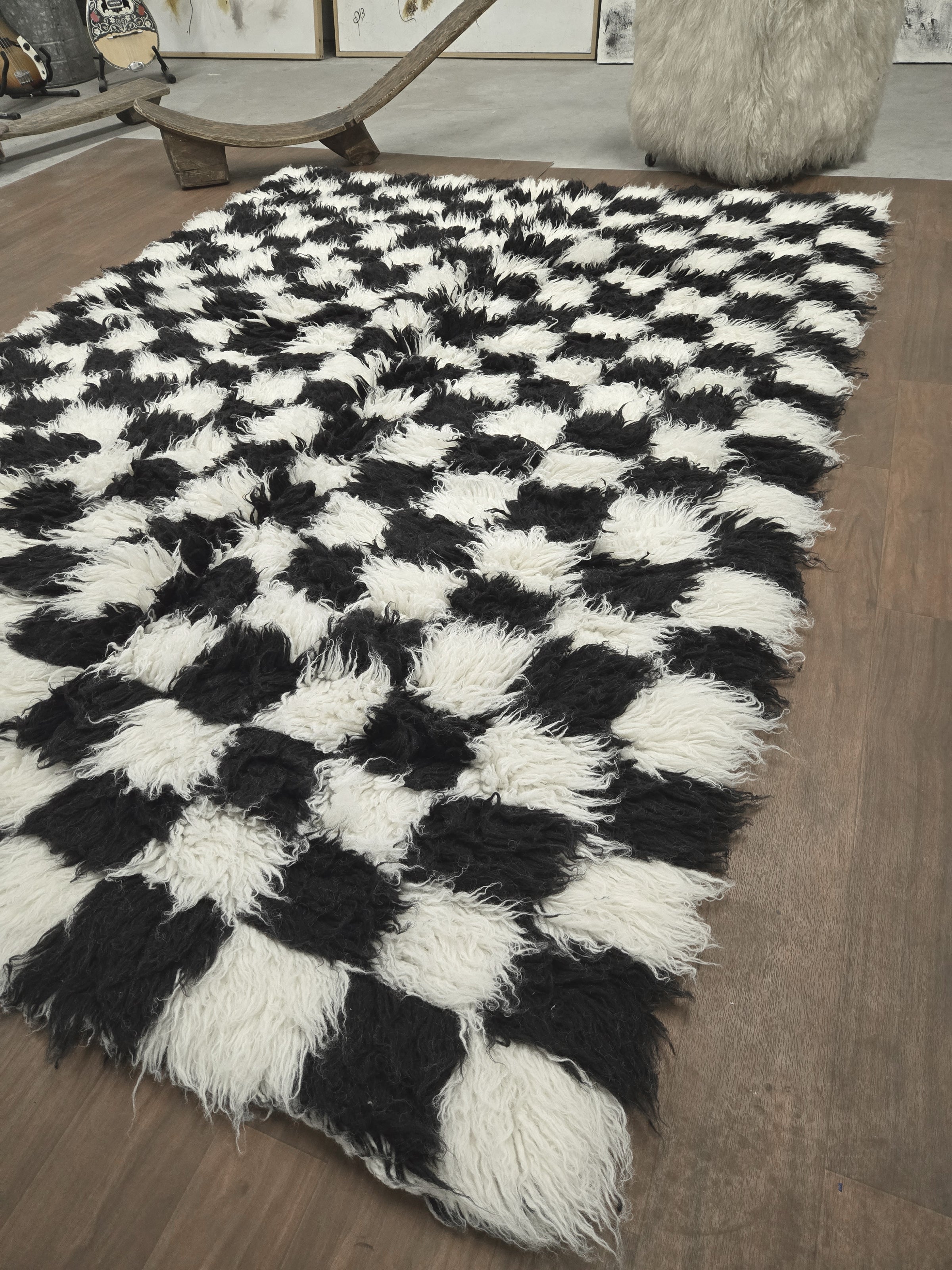 BEAUTIFUL 5x7 BLACK+WHITE PATCHWORK FLOKATI RUG. LONG 4” PILE. WOOL AREA RUG